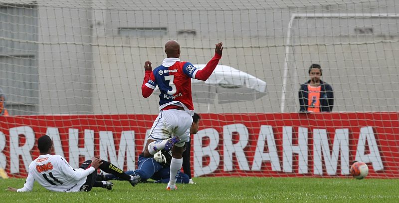Willians (11) marca o primeiro gol do Sport na Vila Capanema | Valterci Santos / Agência de Notícias Gazeta do Povo