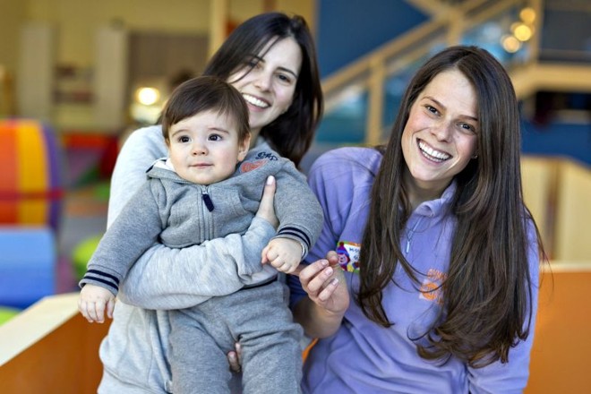 Maria Cláudia Cassou Guérios e seu pimpolho Antonio foram recebidos por Silvia Pimentel Slaviero Sohr, proprietária do centro de desenvolvimento infantil Gymboree Play & Music, inaugurado no último fim de semana em Curitiba | 