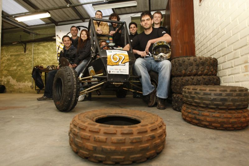 Um grupo de alunos da UTFPR que participou da edição do ano passado. | Daniel Castellano / Gazeta do Povo