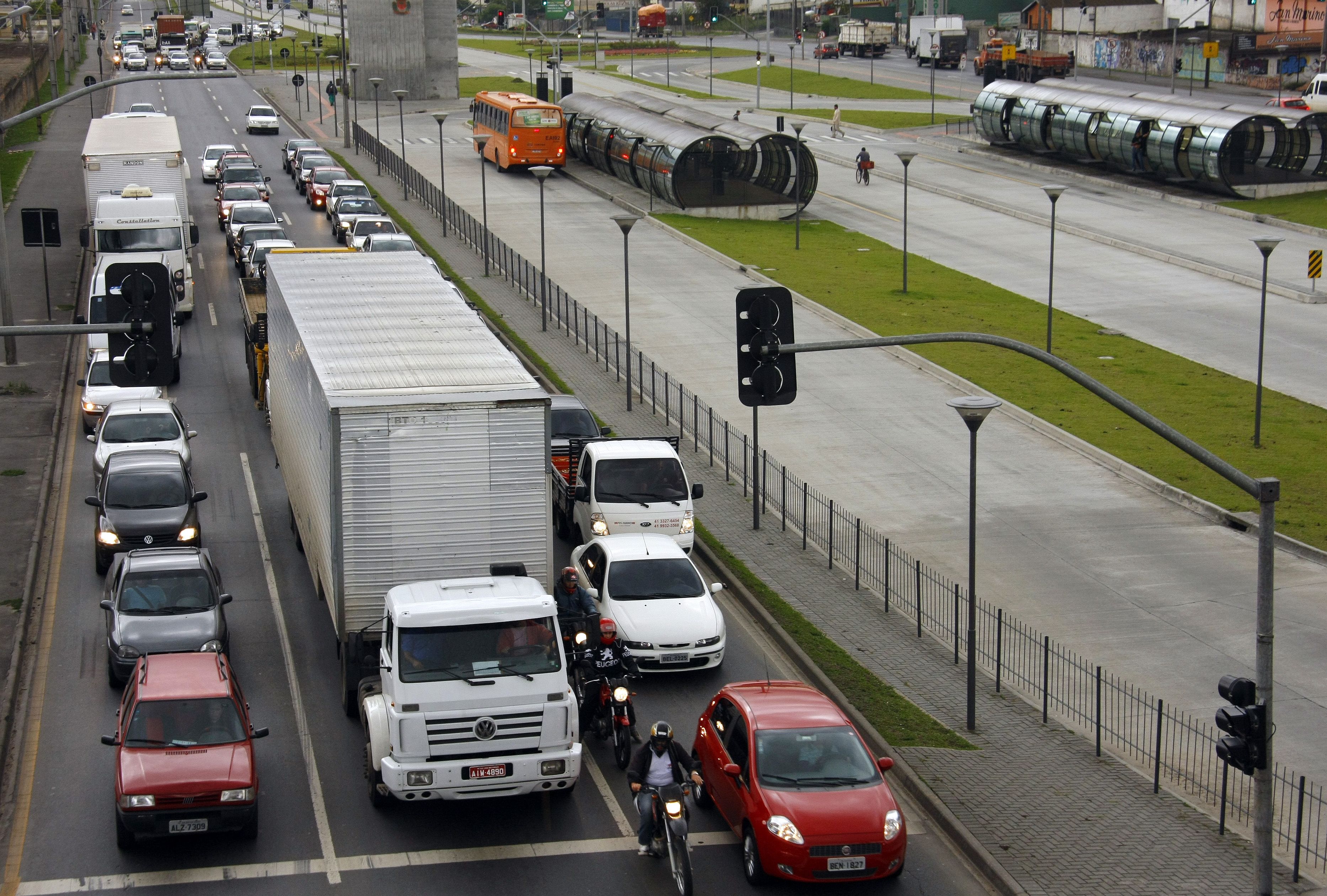 A restrição ao tráfego de caminhões na Linha Verde passa a valer nesta quinta-feira (1). Objetivo é melhorar a segurança e fluidez do trânsito nos horários de pico | Hugo Harada/ Agência de Notícias Gazeta do Povo