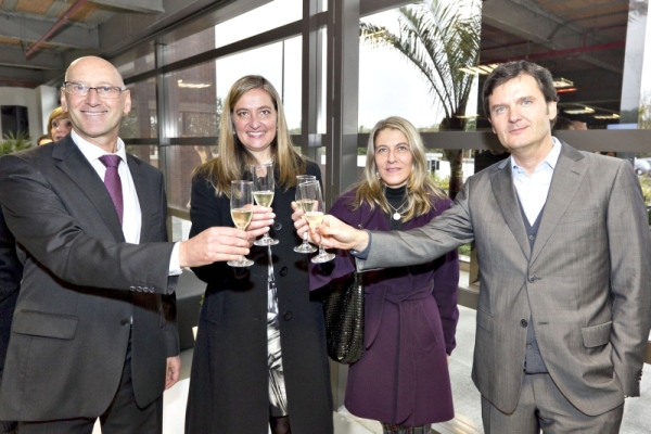 O diretor da Top Imóveis, Eduardo Schulman (à esq.), as irmãs Patrícia e Eliane Prolik e o diretor da BP Empreendimentos, Arthur Polis, comemoraram ontem a conquista da certificação verde LEED (Leadership in Energy and Environmental Design) concedida ao empreendimento Curitiba Office Park, localizado na região do Tecnoparque, na Linha Verde | Diego Pisante