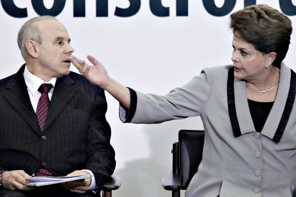Juros do microcrédito cairão de 60% para 8% ao ano Guido Mantega e Dilma Rousseff no lançamento do Crescer: operações de empréstimo serão de no máximo R$ 15 mil | Ueslei Marcelino/Reuters