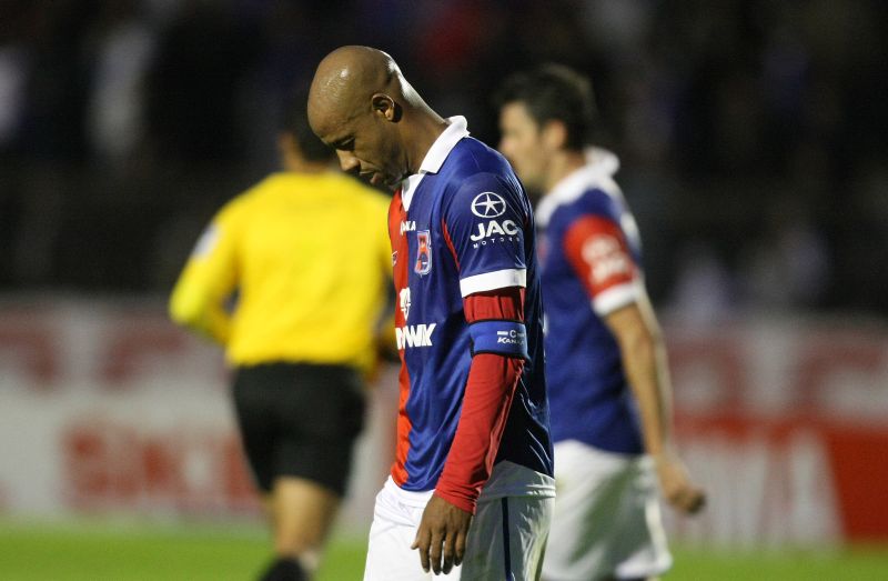 O capitão Cris deixa o campo de cabeça baixa após a derrota de ontem por 2 a 1 para o Sport: Sou experiente e as vaias não me afetam | Valterci Santos/Gazeta do Povo