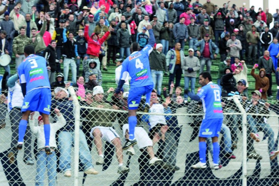 Jogadores do Toledo celebram com a torcida o retorno à Primeira Divisão | Marcio Toledo/Jornal do Oeste