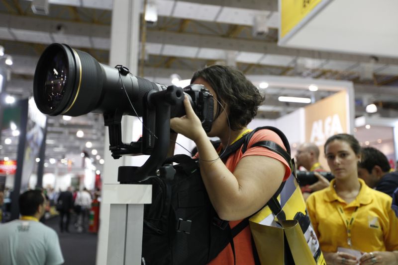 Visitante testa uma das máquinas expostas na PhotoImage 2011 | Divulgação