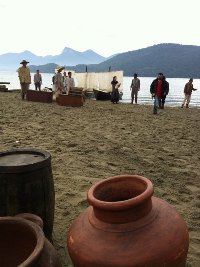 Cena de Suíços Brasileiros que retrata a chegada dos imigrantes suíços ao litoral catarinense | 