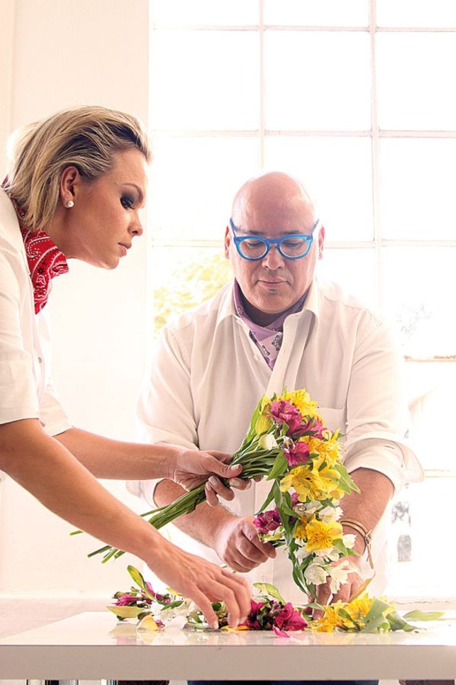 O party & flower designer Gilberto Mathias festejou aniversário nesta sexta-feira comemorando os bons resultados de sua empresa. Ele e sua sócia Dani Coletta (com ele na foto) estão realizando eventos em todo o país e vão estrear na próxima edição da Morar Mais por menos com o Bistrô & Café |