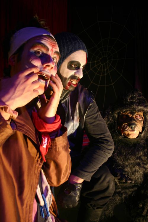 Na trama de A Casa do Terror, seres imortais são escravizados por um tirano que exige virgens continuamente | Fotos: Divulgação