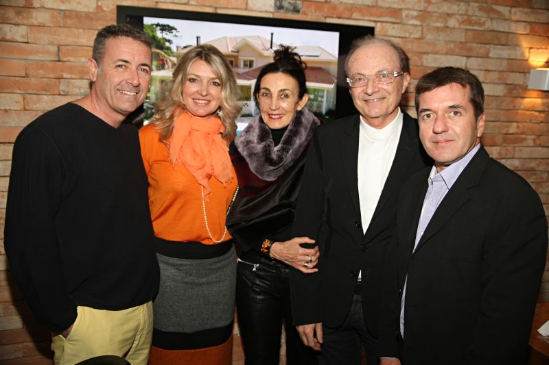 Syonara Beira da Silva (de laranja) com os arquitetos Marcos Bertoldi (à esq.), o casal Dilva e Orlando Busarello e João Adolfo Cabral (à dir.), no primeiro jantar oferecido, segunda-feira, pela construtora Greenwood em seu espaço gourmet, na pré- comemoração dos 15 anos da empresa. O menu foi assinado pela chef Daniela Prosdócimo Caldeira | Jader da Rocha
