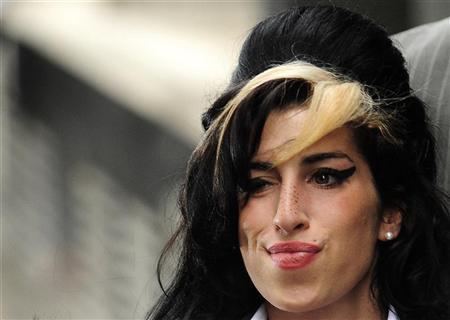 A cantora britânica Amy Winehouse em foto de julho de 2007, em Londres. Os resultados do exames toxiológicos não conseguiram esclarecer o motivo da morte da artista | REUTERS/Toby Melville