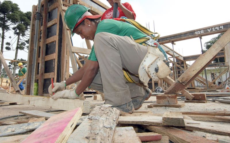Ivone Lima da Silva diz que as mulheres têm espaço em canteiros de obras por serem mais caprichosas que os homens | Valterci Santos/ Gazeta do Povo