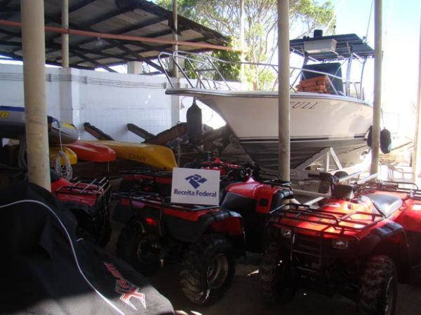 Quadriciclos e barco apreendidos em ilha na Bahia | Divulgação/Receita Federal
