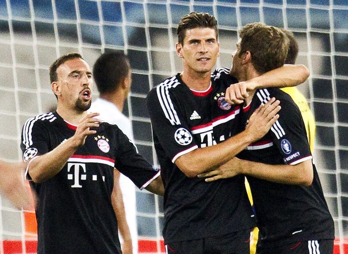 Mario Gomez comemora com Ribery e Mueller gol que garantiu classificação do Bayern | Miro Kuzmanovic / Reuters