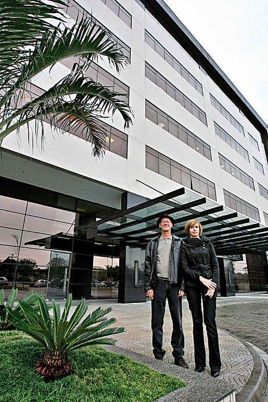 Eduardo Schulman, da Top Imóveis, e Lucélia Monteiro, da BP, no Curitiba Office Park | Priscila Forone / Gazeta do Povo