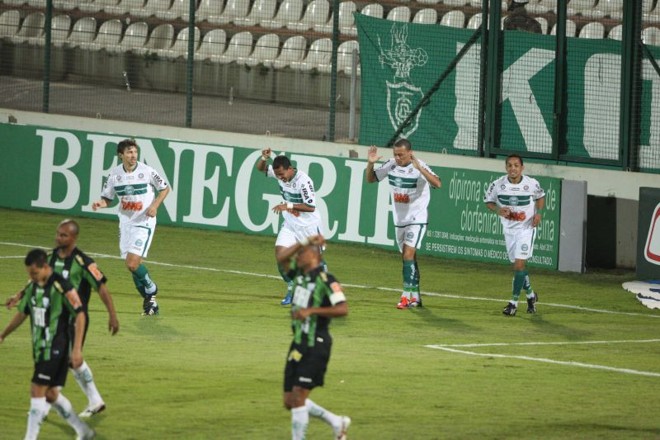 Marcos Aurélio (à esq.) e Léo Gago apontam para o céu na comemoração de um dos gols do Coritiba: atacante fez as pazes com o técnico Marcelo Oliveira |