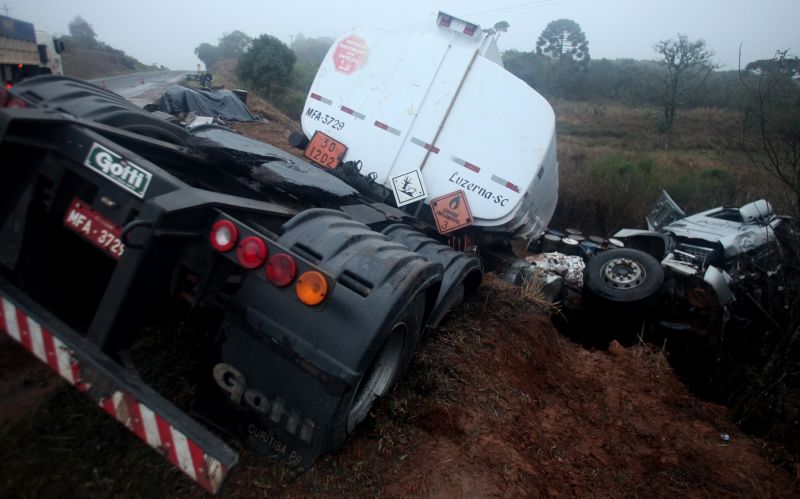 Caminhão está ao lado da rodovia desde sábado, quando houve o acidente com 11 mortes | Dirceu Portugal/Gazeta do Povo