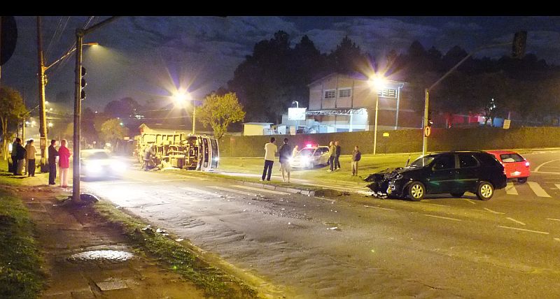 Acidente aconteceu na esquina das ruas Eduardo Sprada e Parigot de Souza | André Guilherme