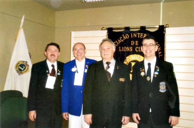 NOVO GOVERNADOR NO LIONS - Recém-chegado dos Estados Unidos, com sua esposa, Lourdes, onde tomou posse como governador do Distrito LD1-PR do Lions Clube, o professor Leocir Lang (de azul) deu posse ao seu novo gabinete, em encontro que contou com a presença do tesoureiro distrital Claiton Shlindwein, do presidente da Região, Joel Lobo, e do secretário Alcivando de Andrade | 