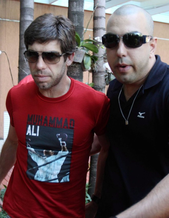 Juninho Pernambucano (esq.) chega ao hospital para saber de Ricardo Gomes |