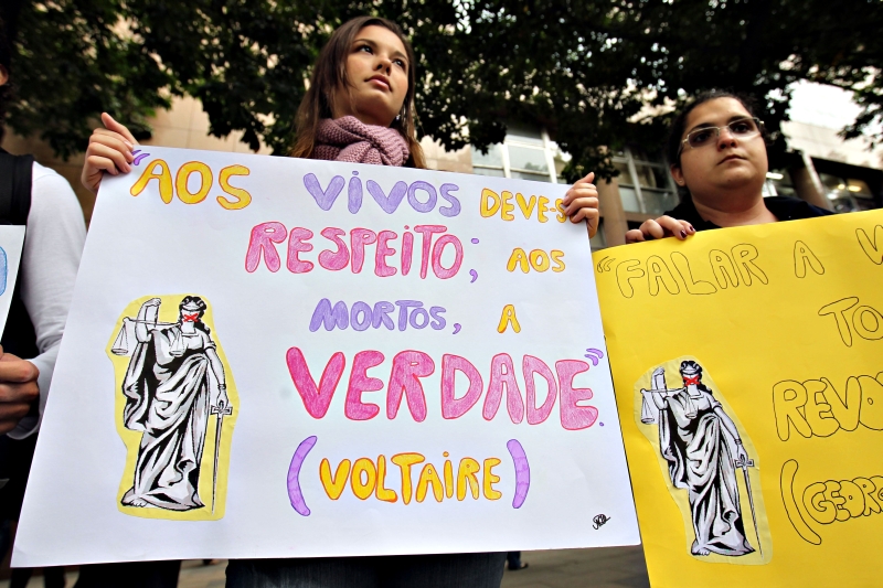 Estudantes de Direito da UFRJ, colegas do filho da juíza assassinada, protestaram no Tribunal de Justiça do Rio: indignação | Wilton Jr/Ag.Estado