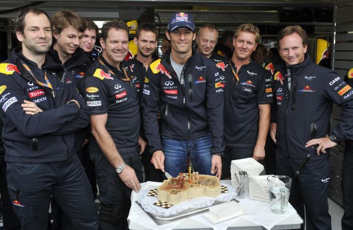 Mark Webber comemora seu anivesário com a equipe da Red Bull antes do classificatório do GP da Bélgica | Jan Van de Val / Reuters