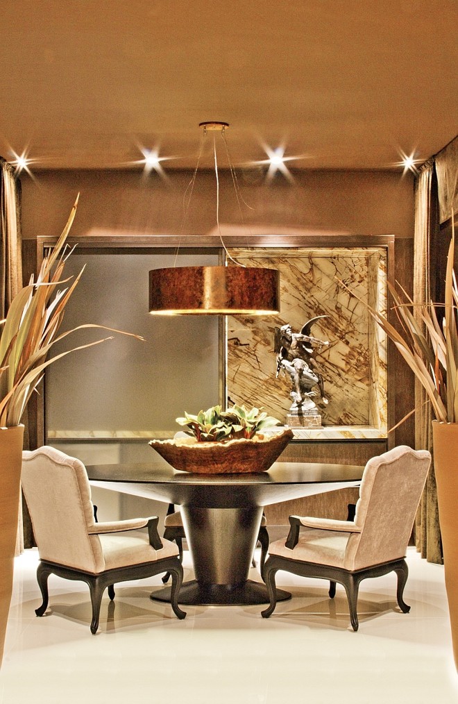 Um imenso espelho francês se destaca no salão criado por Ivan Wodzinsky | 