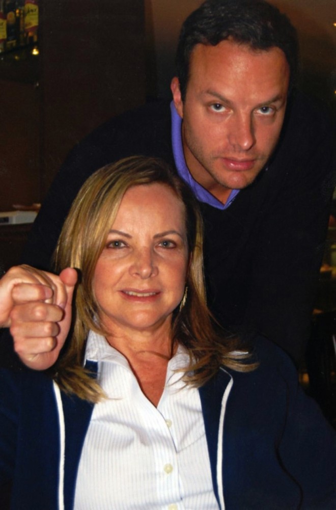 Elvira e o filho João Ramon, em tarde descontraída na Zurich do Novo Batel | 