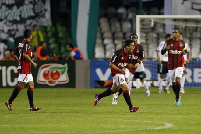 O lateral-direito Edilson marcou o gol de empate do Furacão, em uma tentativa de cruzamento que acabou na rede | 