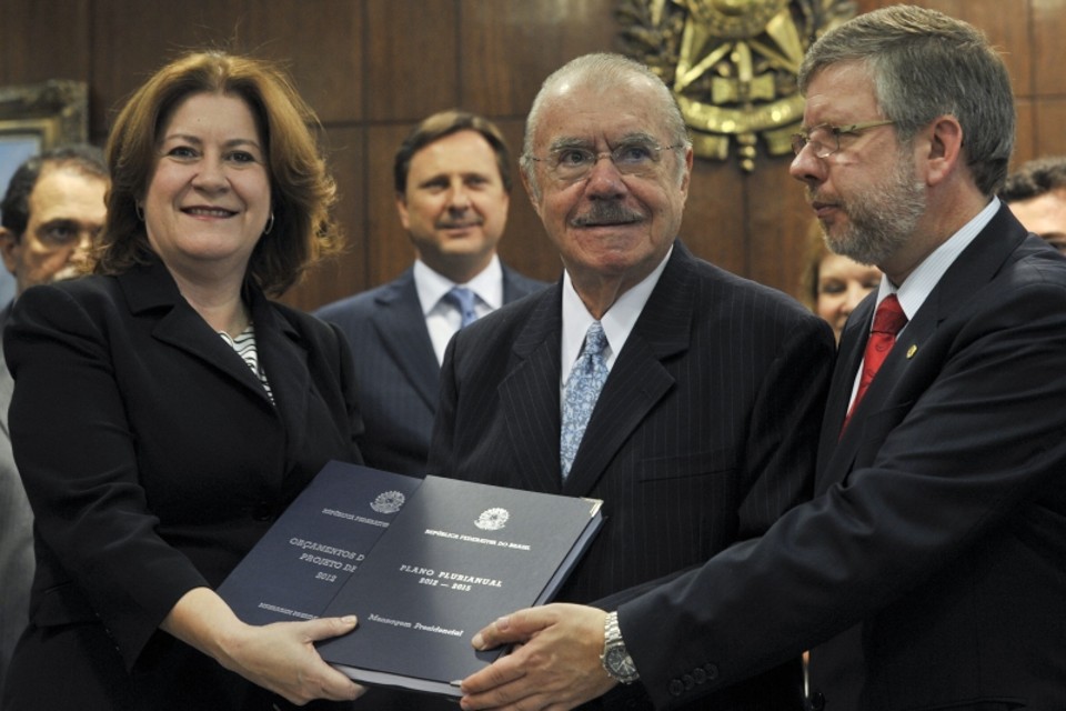 Os presidentes do Senado, José Sarney, e da Câmara, Marco Maia, receberam o texto do Projeto do Orçamento para 2012 que prevê o salário mínimo de R$ 619,21, das mãos da ministra do Planejamento, Miriam Belchior | Antonio Cruz/ABr