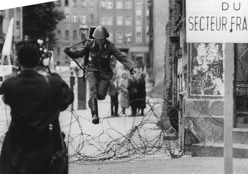 A imagem icônica do soldado da Alemanha Oriental que, aproveitando a distração dos colegas, abandona o posto e foge para o outro lado | Reprodução