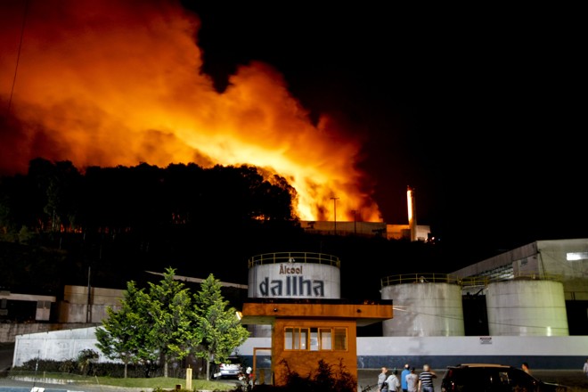 Depósito de álcool foi destruído pelas chamas causadas pela queda do balão |