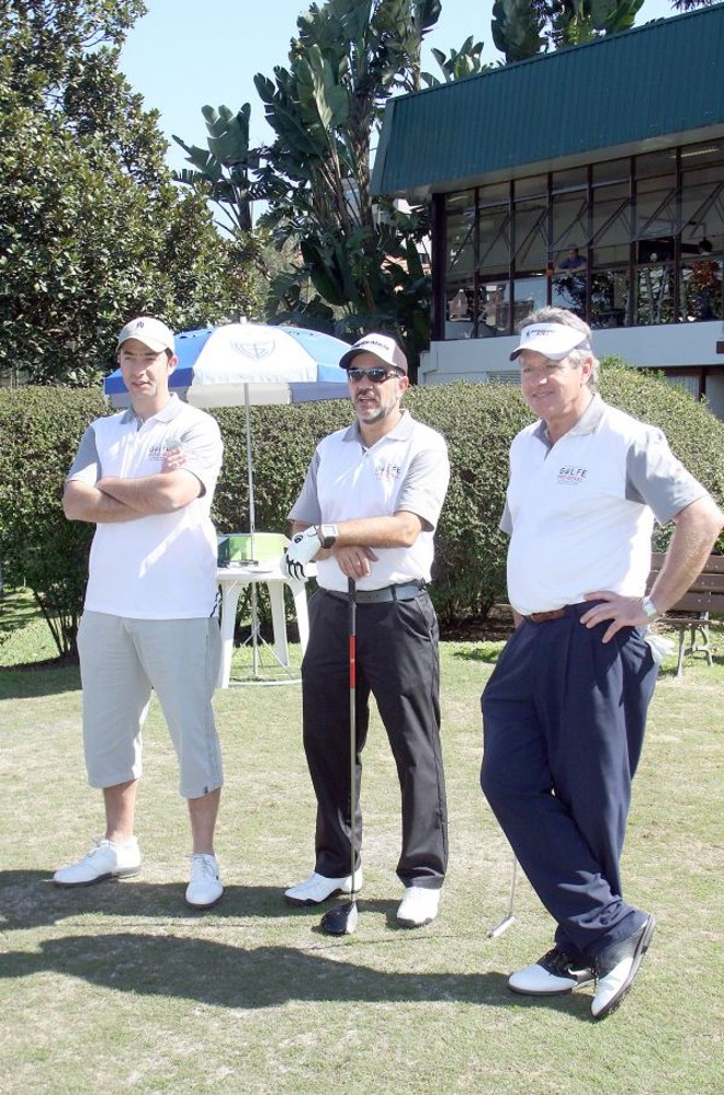 O ator Humberto Martins (ao centro) com Rodrigo Diniz (à esq.) e o médico Miguel Riella durante o Pró-Renal Golf Day,6º Torneio de Golfe da Fundação Pró-Renal, realizado no último sábado no Graciosa Country Club... |