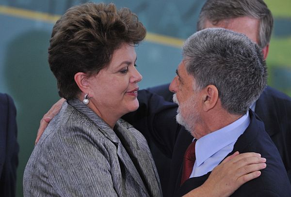 A presidenta Dilma Rousseff cumprimenta o novo ministro da Defesa, Celso Amorim, durante cerimônia de posse no Palácio do Planalto | Fabio Rodrigo Pozzebom/ABR