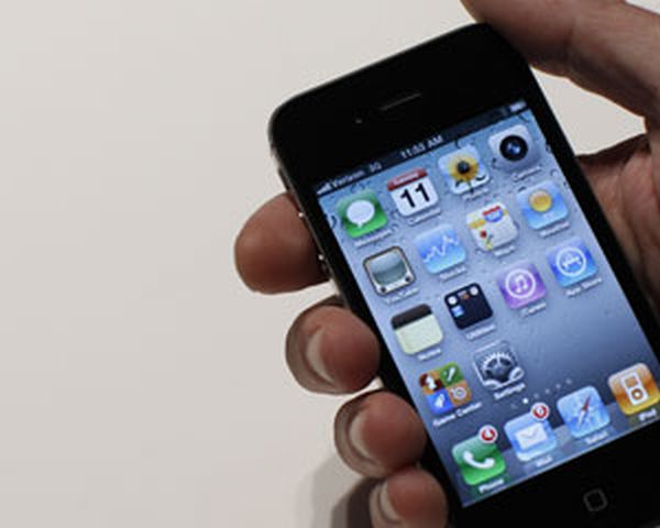 Usuário mexe em iPhone, da Apple | Reuters