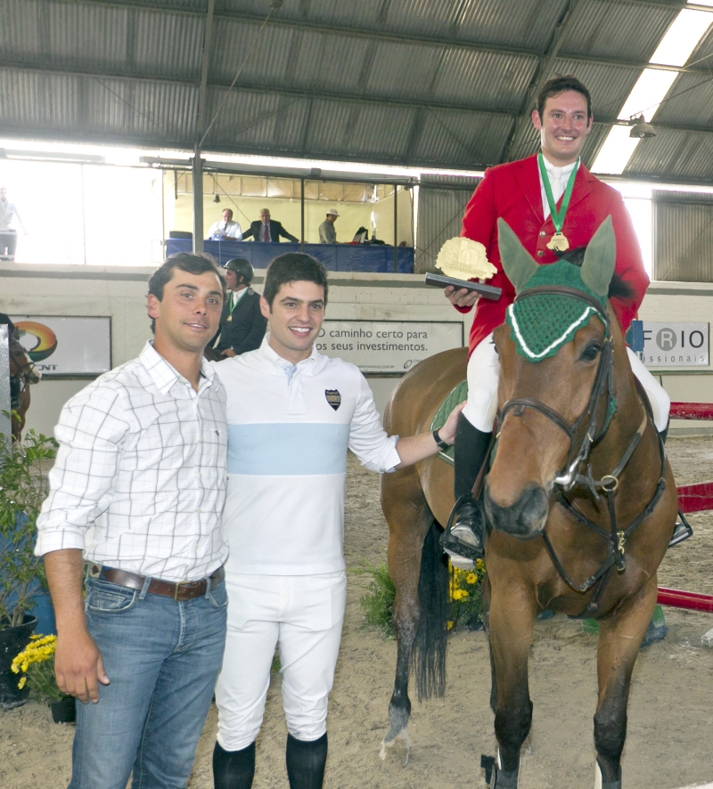 O presidente da Sociedade Hípica Paranaense, Flávio Martinez Filho (à esq.), e o ex-presidente Omar Camargo Neto entregaram o troféu ao catarinense João Vitor Marcon, vencedor da prova mais esperada da 13ª edição do Campeonato de Salto Indoor de Curitiba, realizada de sexta a domingo passado | Diego Pisante