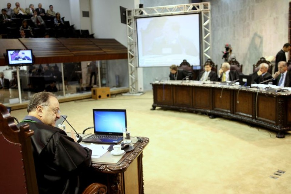 Mattos de Leão (à frente), justificando seu voto pela aprovação: "Atrás de nossa toga tem que haver um coração" | Valquir Aureliano/TC-PR