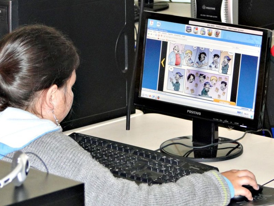 Aluna interage com personagens do "Turma de Valor" | Divulgação Pensare