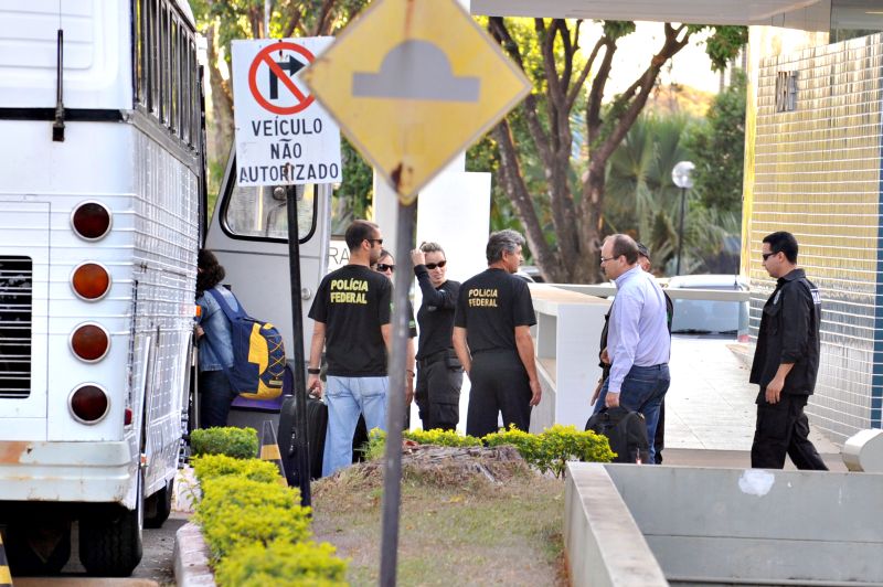 Presos pela Operação Voucher são conduzidos para um ônibus: todos os acusados devem ser levados ao Amapá, onde as investigações estão centralizadas | Valter Campanato/ABr