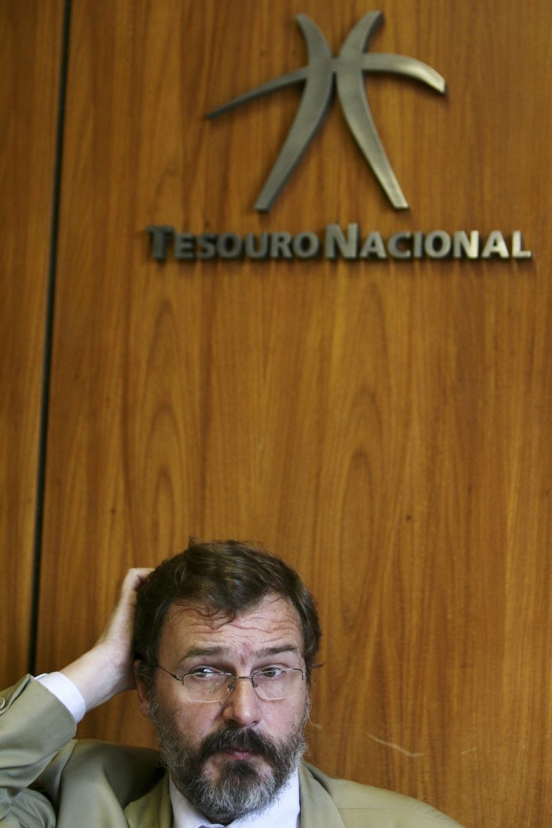 Do ponto de vista dos salários, vamos manter uma política de contenção. É um momento de crise e todos têm que dar sua contribuição. E, felizmente, as principais categorias estão alinhadas e equilibradas, com salários compatíveis. Arno Augustin, secretário do Tesouro Nacional | Roberto Jayme/Reuters