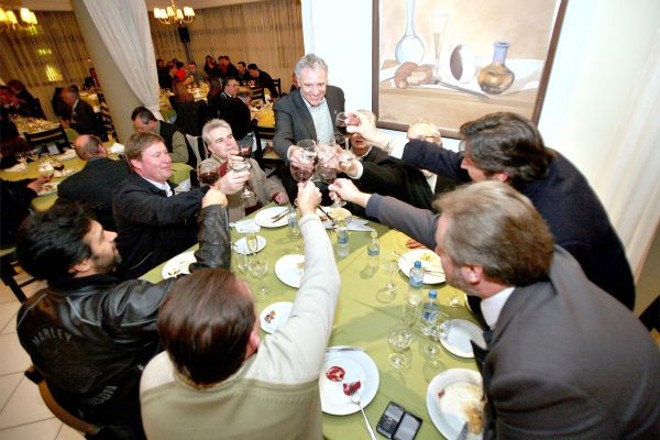 Campagnolo (em pé) comemora a vitória com presidentes de sindicatos no restaurante Porta Romana, em Santa Felicidade |
