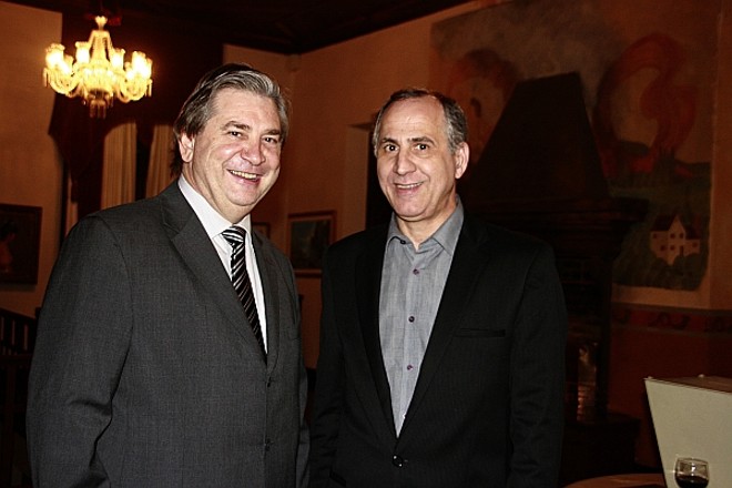 O advogado Walter Petruzziello (à esq.) com o secretário da Cultura, Paulino Viapiana, no dia de sua eleição para a presidência da Sociedade Garibaldi (biênio 2011/2013). Viapiana faz parte do Conselho Deliberativo da nova diretoria | 