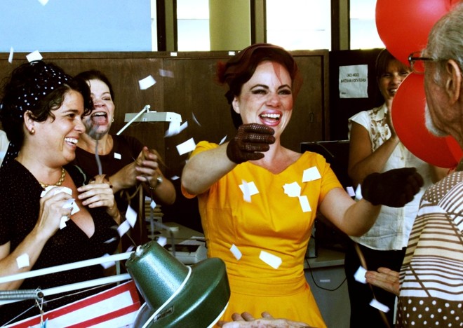 Karine (à dir.) em ação: filme aborda frustração de uma atriz que persiste na carreira mesmo com poucas oportunidades |