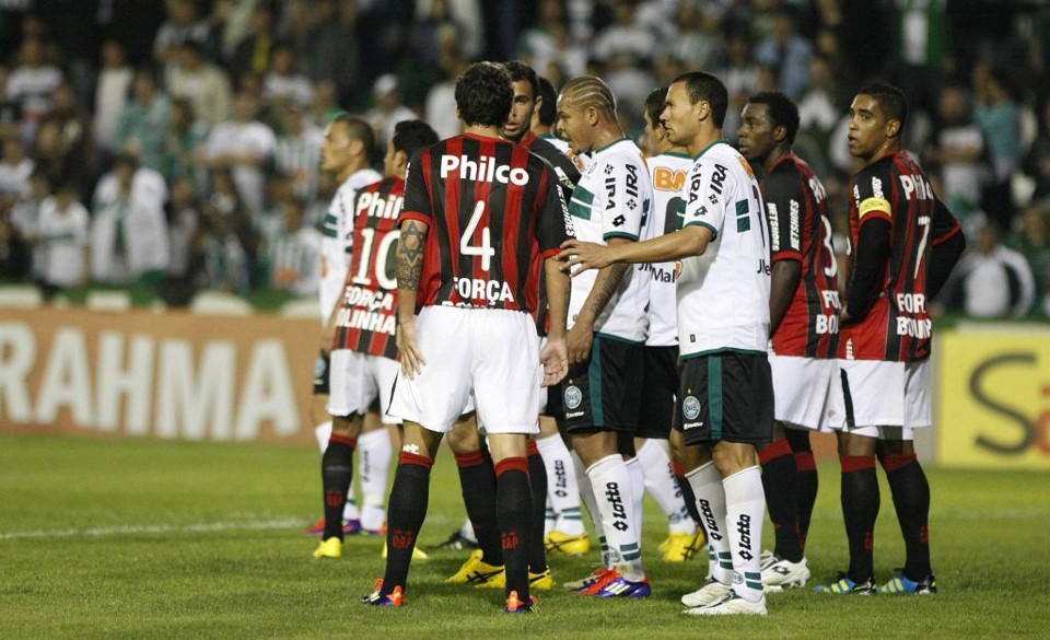 Jogadores se aglomeram para jogada de bola parada. O Coxa dominou e criou mais chances, mas clássico foi decidido em duas bolas aéreas | Antonio More/ Gazeta do Povo