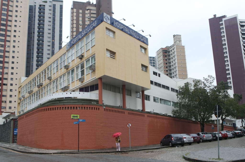 O Hospital São Lucas é uma das três construções de Artigas que restam na capital | Aniele Nascimento/Gazeta do Povo