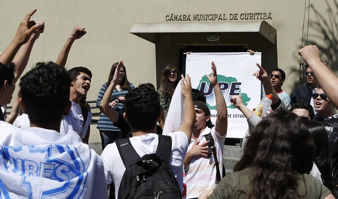 Cerca de 50 estudantes participaram da manifestação contra o presidente da Câmara João Cláudio Derosso |