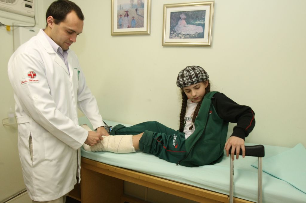 Giovana Gabriele Araújo quebrou o pé ao brincar numa cama elástica | Marcelo Elias/Gazeta do Povo