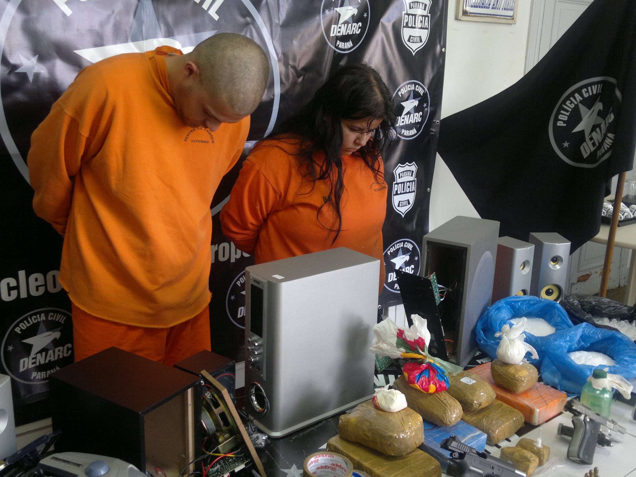 Fábio da Silva e Jéssica foram presos na terça-feira (6), pela Denarc | Felippe Aníbal/ Agência de Notícias Gazeta do Povo