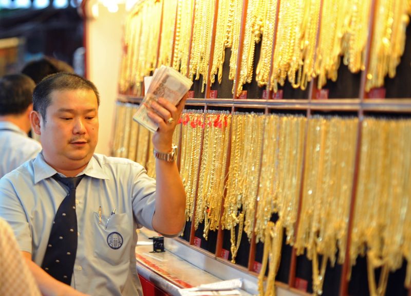 Com cotações recordes do ouro nos últimos dias, as joalherias, como esta na Tailândia, estão lucrando acima da média | Pornchai Kittiwongsakul/AFP