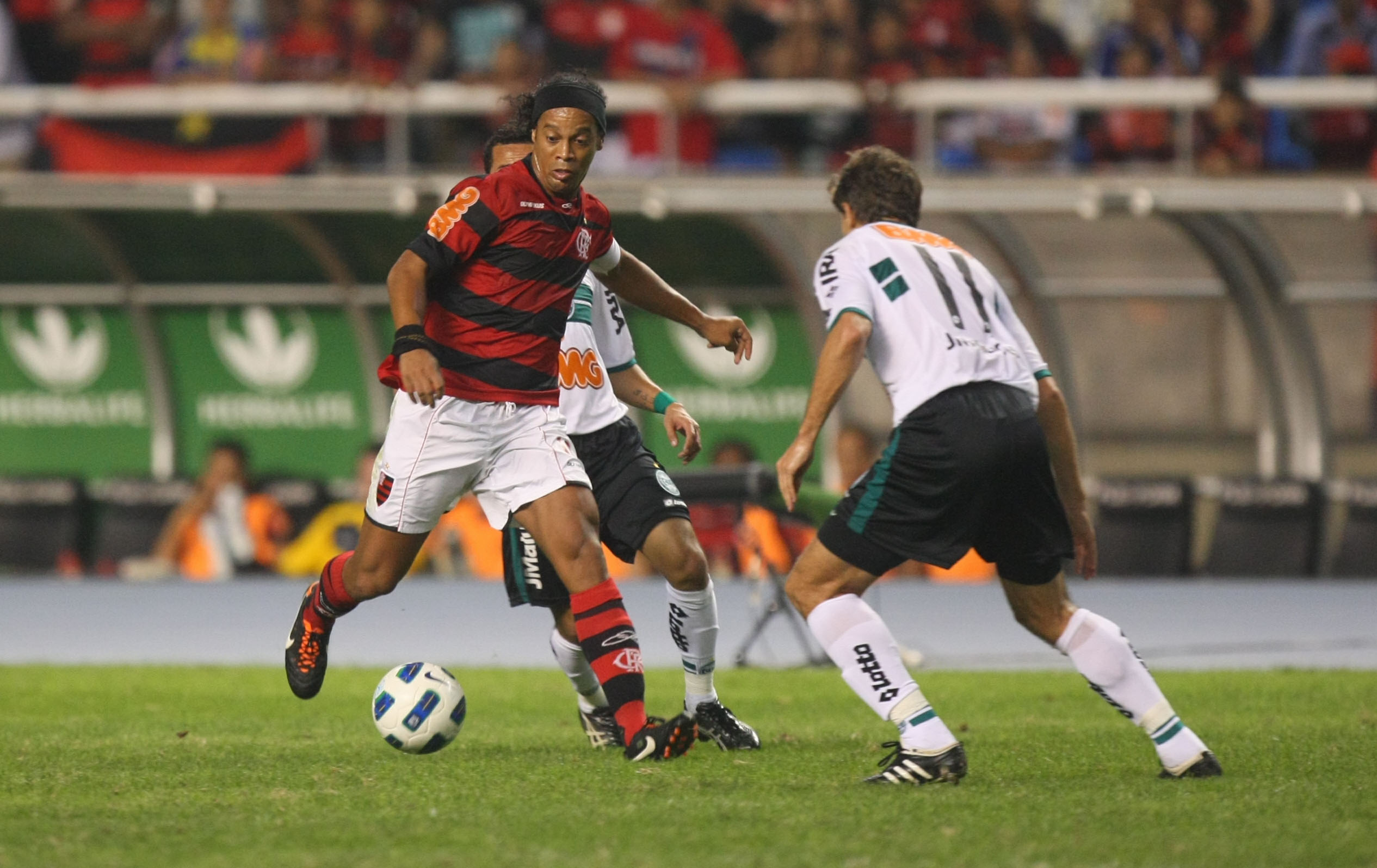 Ronaldinho deu passe para Jael marcar o gol da vitória do Flamengo sobre o Coritiba | Carlos Moraes / Agência O Dia