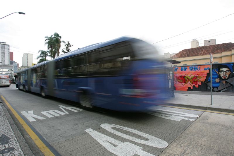 Projeto quer limitar a velocidade de ônibus no anel central de Curitiba em 40 km/h: medida semelhante foi adotada no Rio | Ivonaldo Alexandre/Gazeta do Povo
